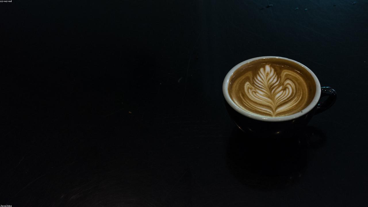 ラテアートを注ぐバリスタ